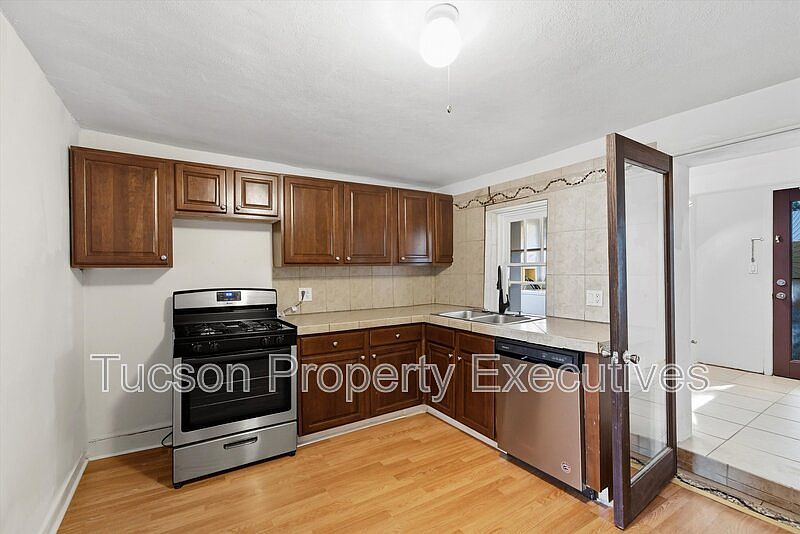 1st image of 837 S 8th Ave