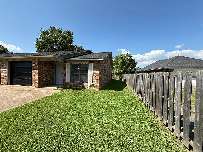 2618 W C St — Photo 1