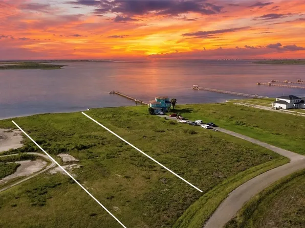 103 Dockside Dr, Rockport, TX 78382