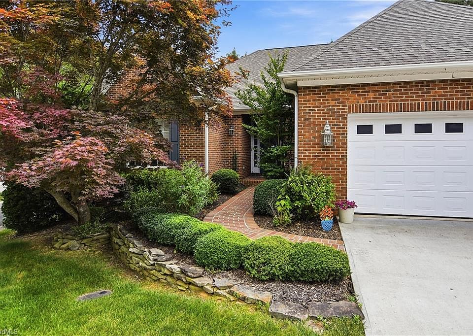 1st image of 209 Brooks Landing Dr