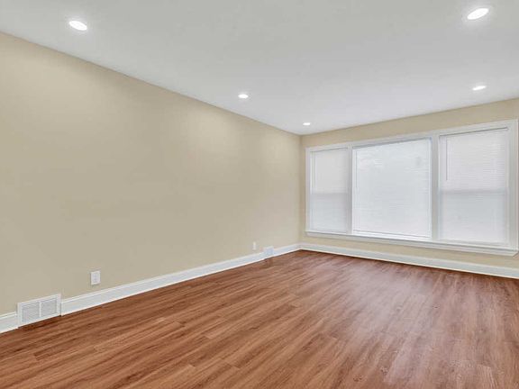 4th image of 10201 S Oglesby Ave
