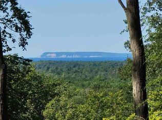 10 Warren Rd, Beulah, MI 49617