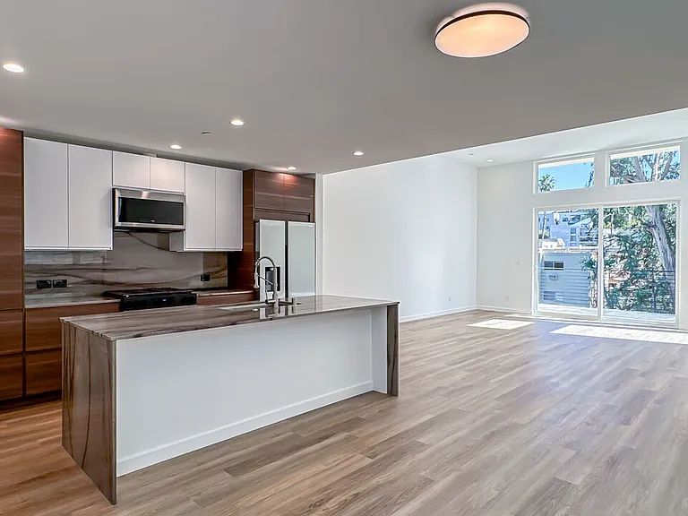 946 Lucile Ave — Photo 1