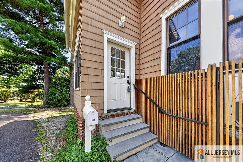 3 bed, 1.5 bath, 3818 sqft, $2,650 — Photo 2