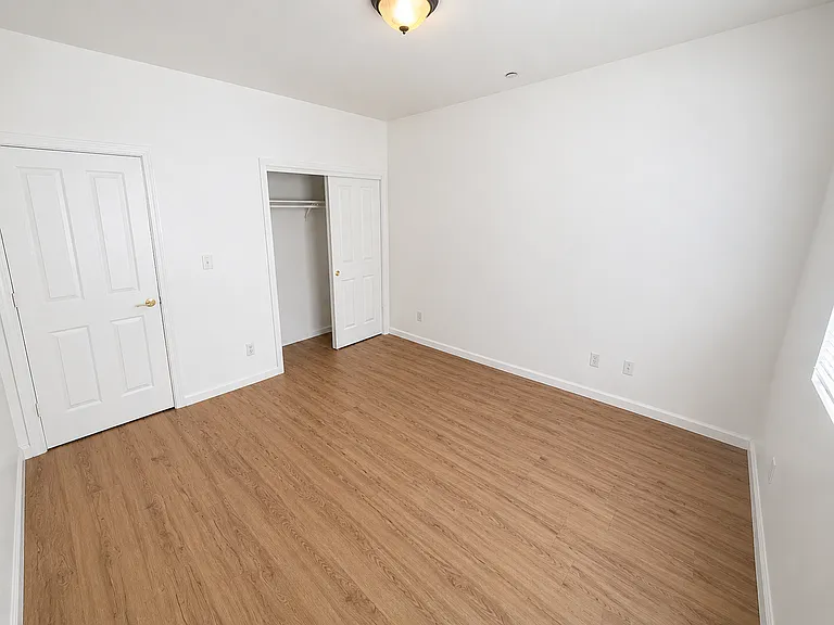 Hartford Square Apartments — Photo 24