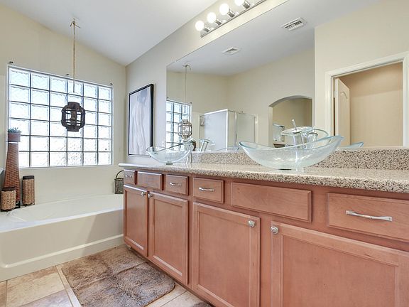 4th image of 2118 W Sunshine Butte Dr