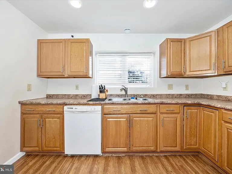 241 N Franklin St — Photo 30