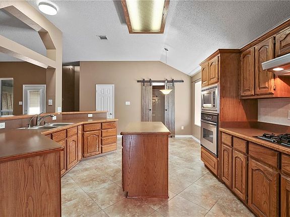 3rd image of 3421 Ashwood Ln