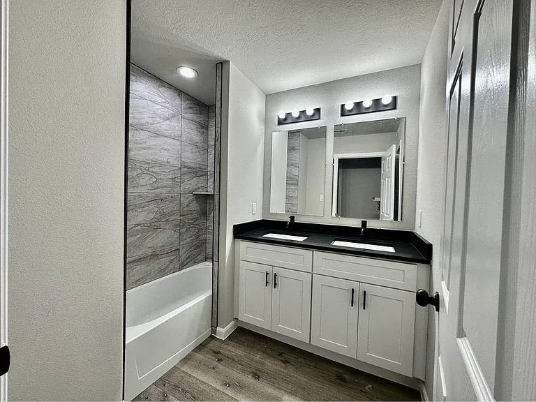 4302 Hirsch Rd #B — Photo 18