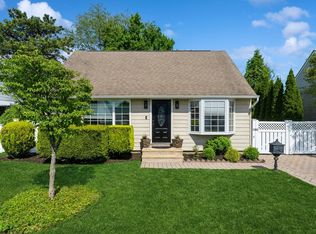 39 Briggs St, Hicksville, NY 11801