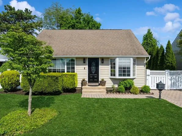 39 Briggs Street, Hicksville, NY 11801
