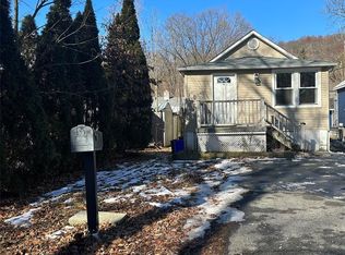 61 Riverside Dr, Oakland, NJ 07436