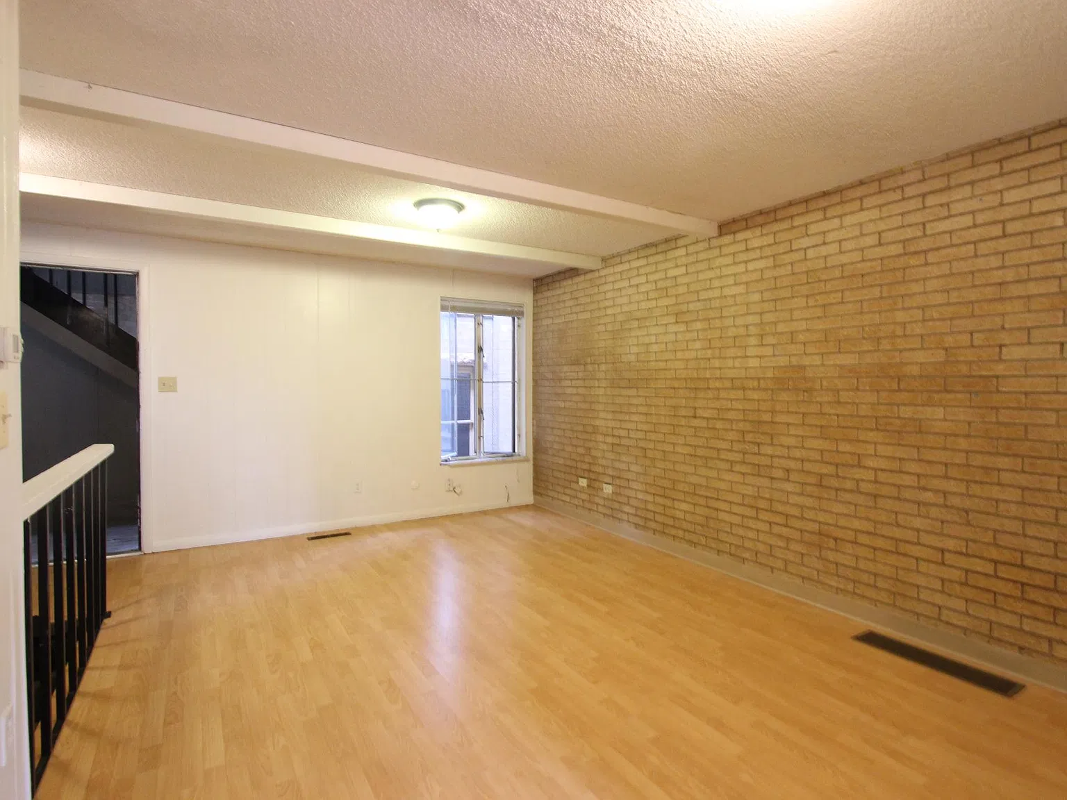 3 bed, 900 sqft, $4,680 — Photo 2