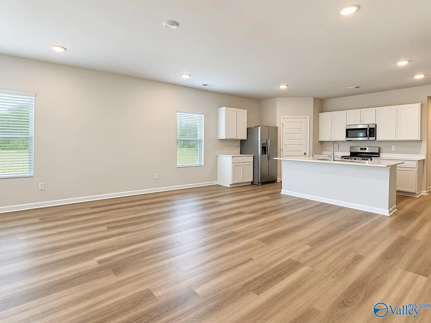 5 bed, 3.0 bath, 2100 sqft, $2,400 — Photo 3