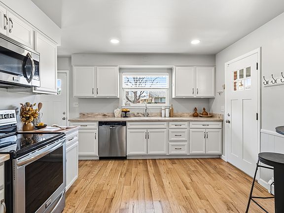 5th image of 2110 Applewood Dr