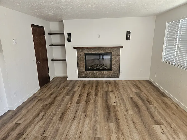 Living Room w/fireplace
