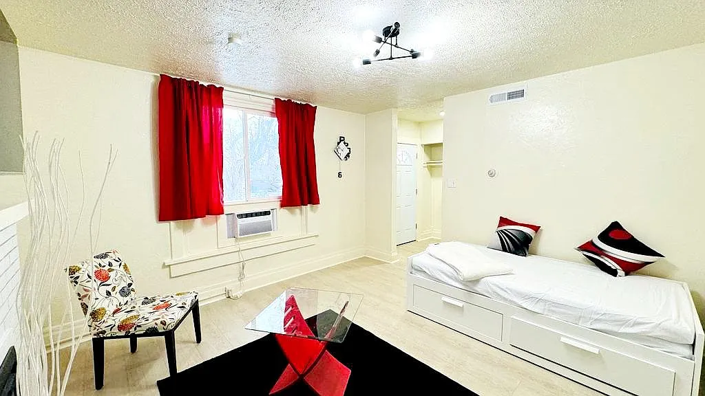 715 E Parker Ln — Photo 4