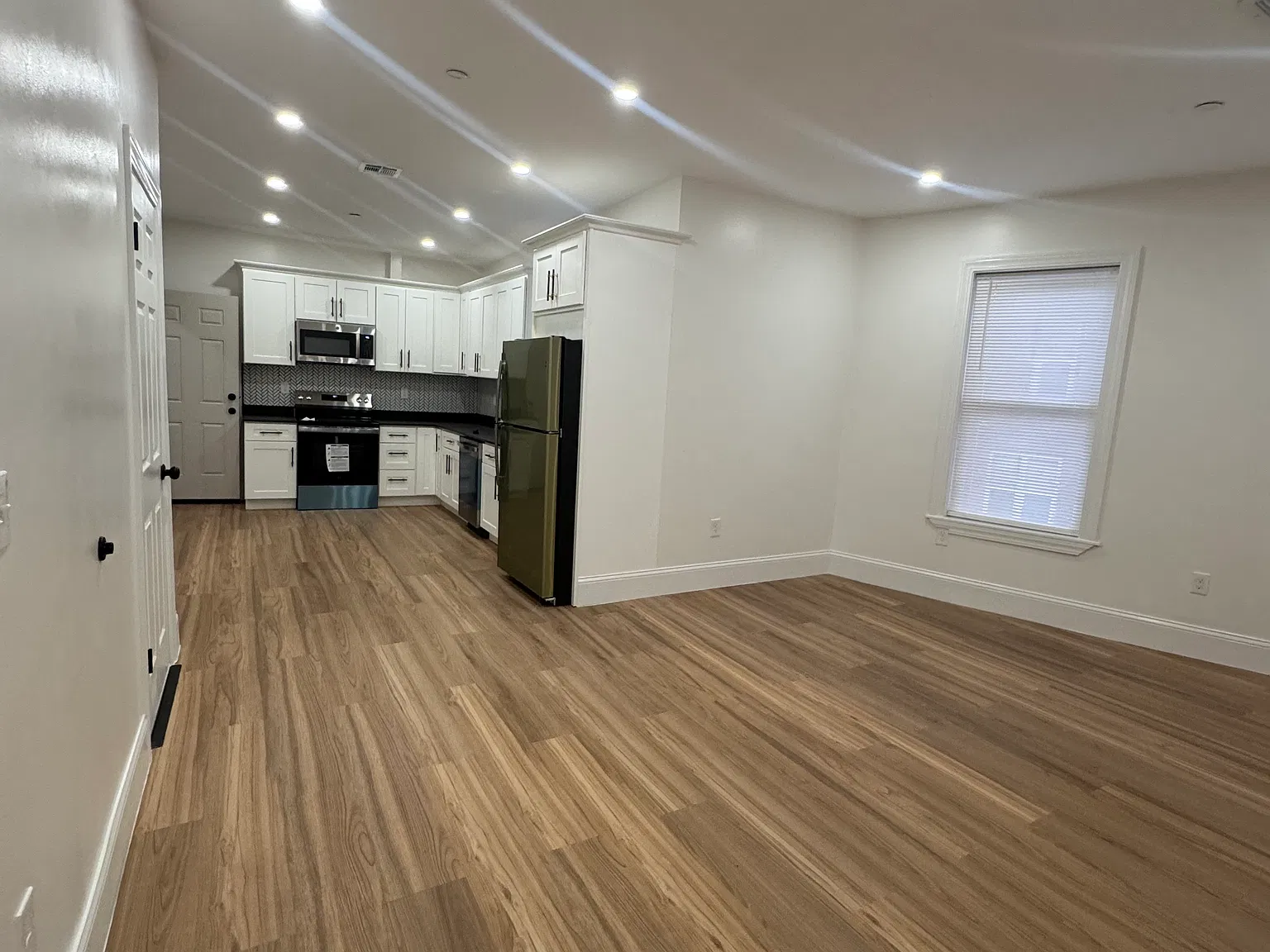 4 bed, 9999 sqft, $1,000 — Photo 4