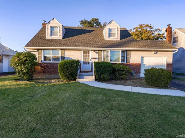 3 Poplar Ave, Farmingdale, NY 11735