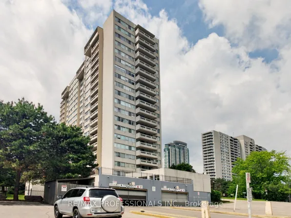3590 Kaneff Cres #313, Mississauga, ON L5A 3X3