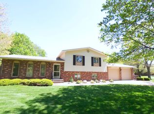 8 Hawthorne Dr, Oswego, IL 60543