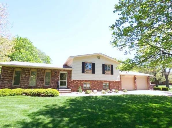 8 Hawthorne Dr, Oswego, IL 60543