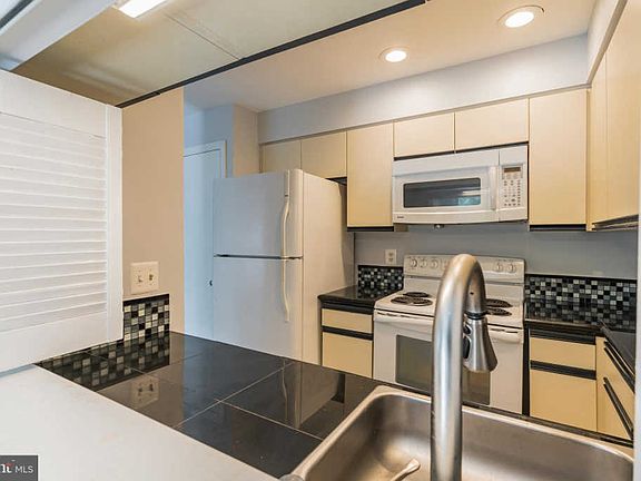 5th image of 2915 S Woodley St #5