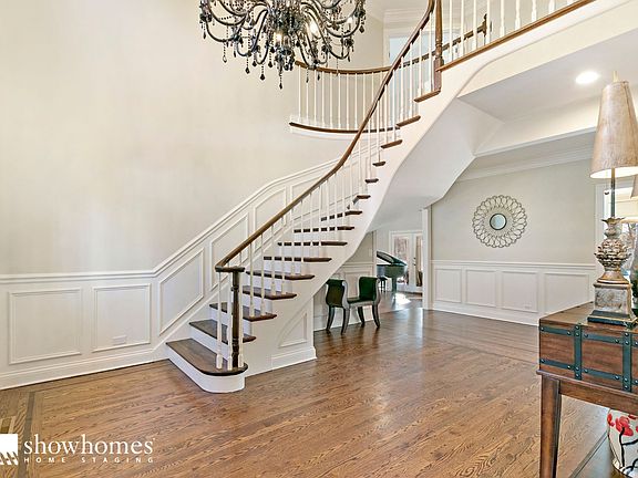 Elegant 2-Story foyer
