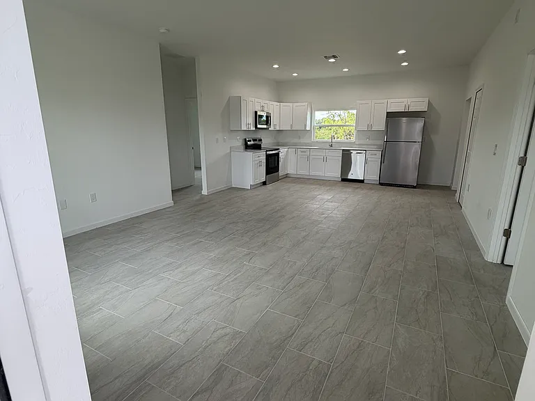 1409 NE 23rd St — Photo 4
