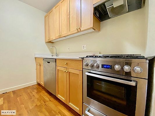 3rd image of 940 Lorimer St APT 1C