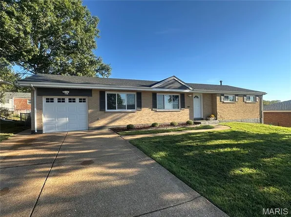 9821 Whitcomb Ln, Saint Louis, MO 63123