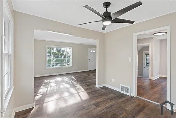 1114 Roslyn Ave — Photo 5