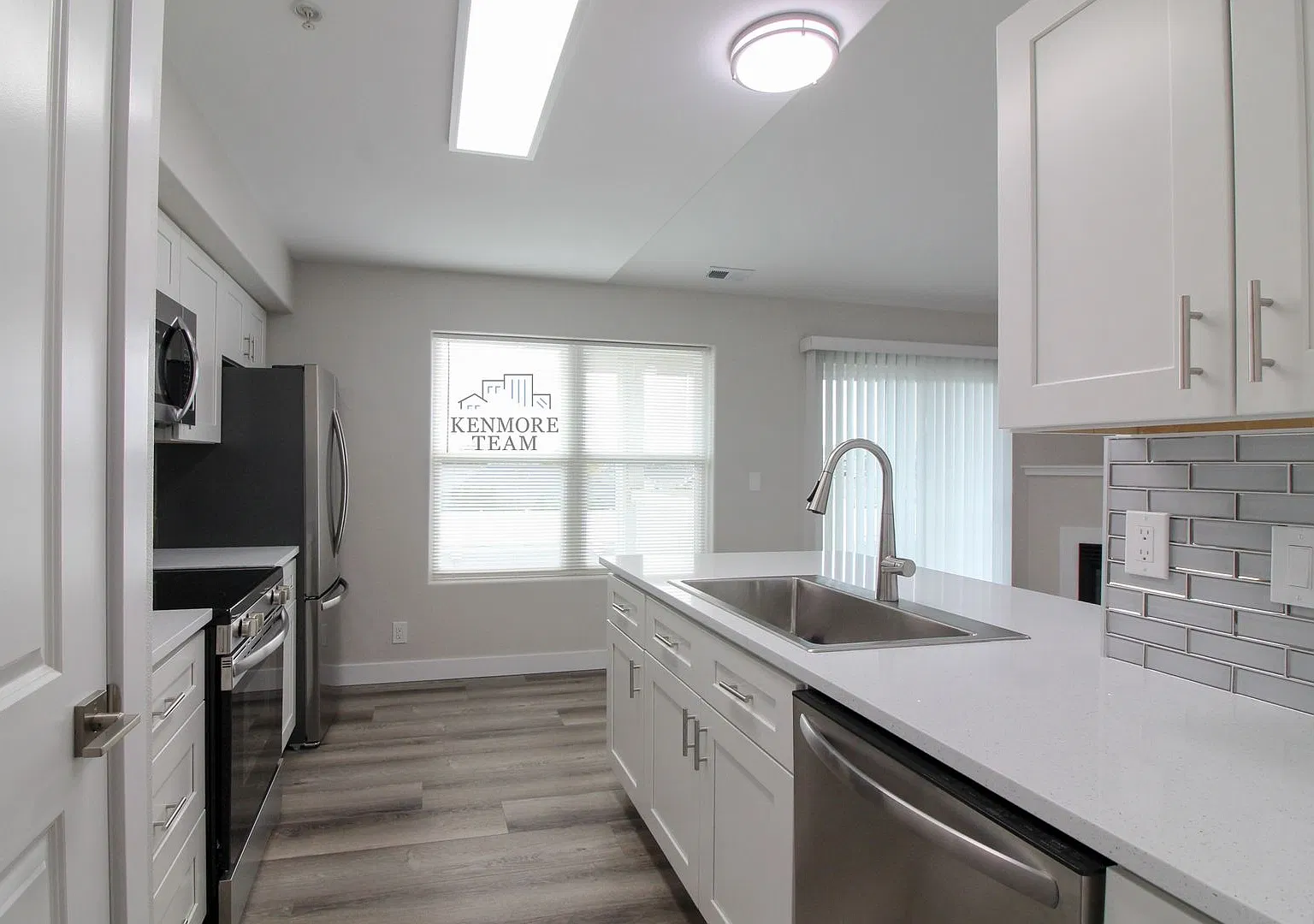 2 Bedroom, 2 Bath Upstairs Unit in West Pasco 4-Plex — Photo 1