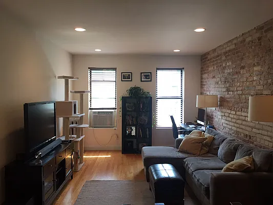 Rented by PMG Real Estate  | media 33