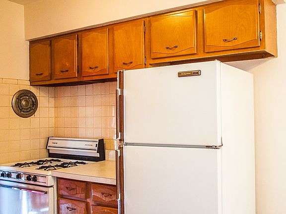 3rd image of 2916 Hallmark Ln APT A