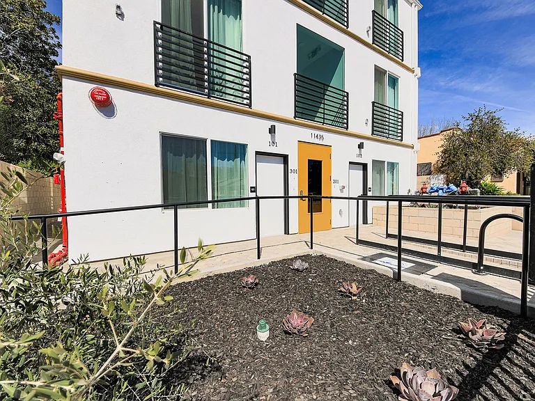 Cumpston Apartments — Photo 39