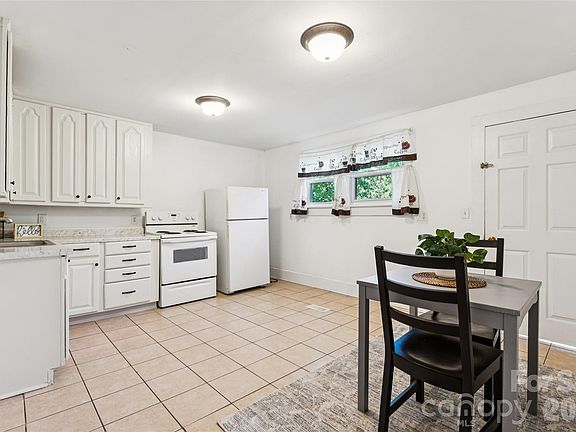 5th image of 402 York Ave