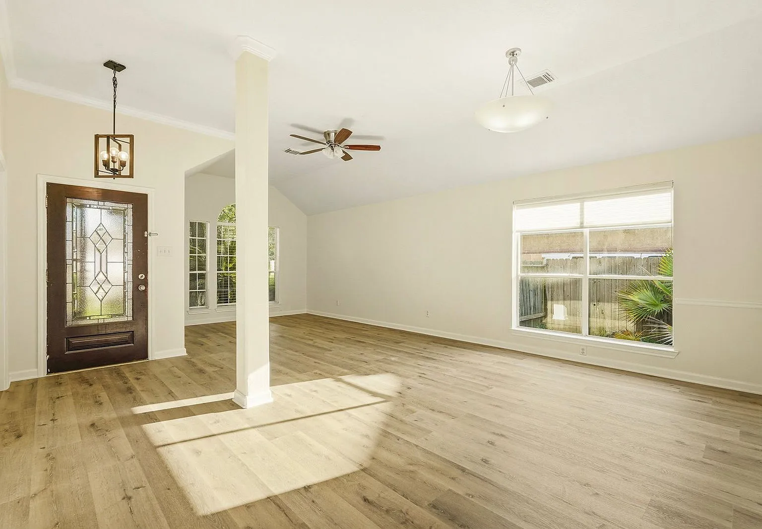 3 bed, 2.0 bath, 2294 sqft, $2,100 — Photo 4