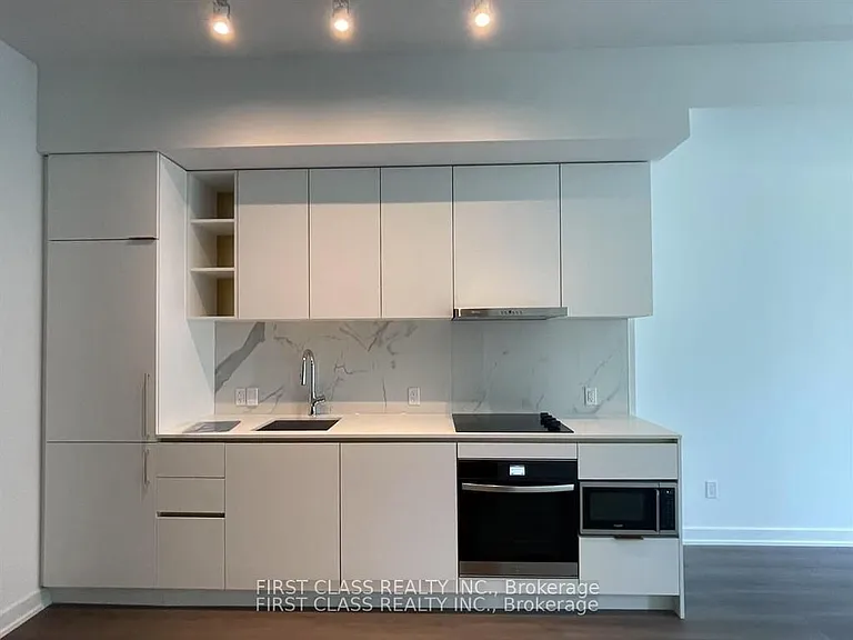 8 Wellesley St W #606 — Photo 2