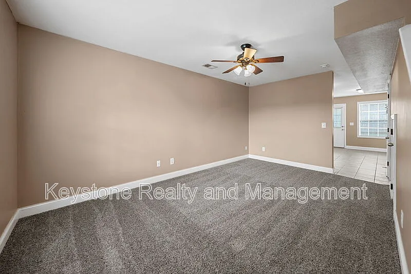 2 bed, 1.5 bath, 1050 sqft, $995 — Photo 2
