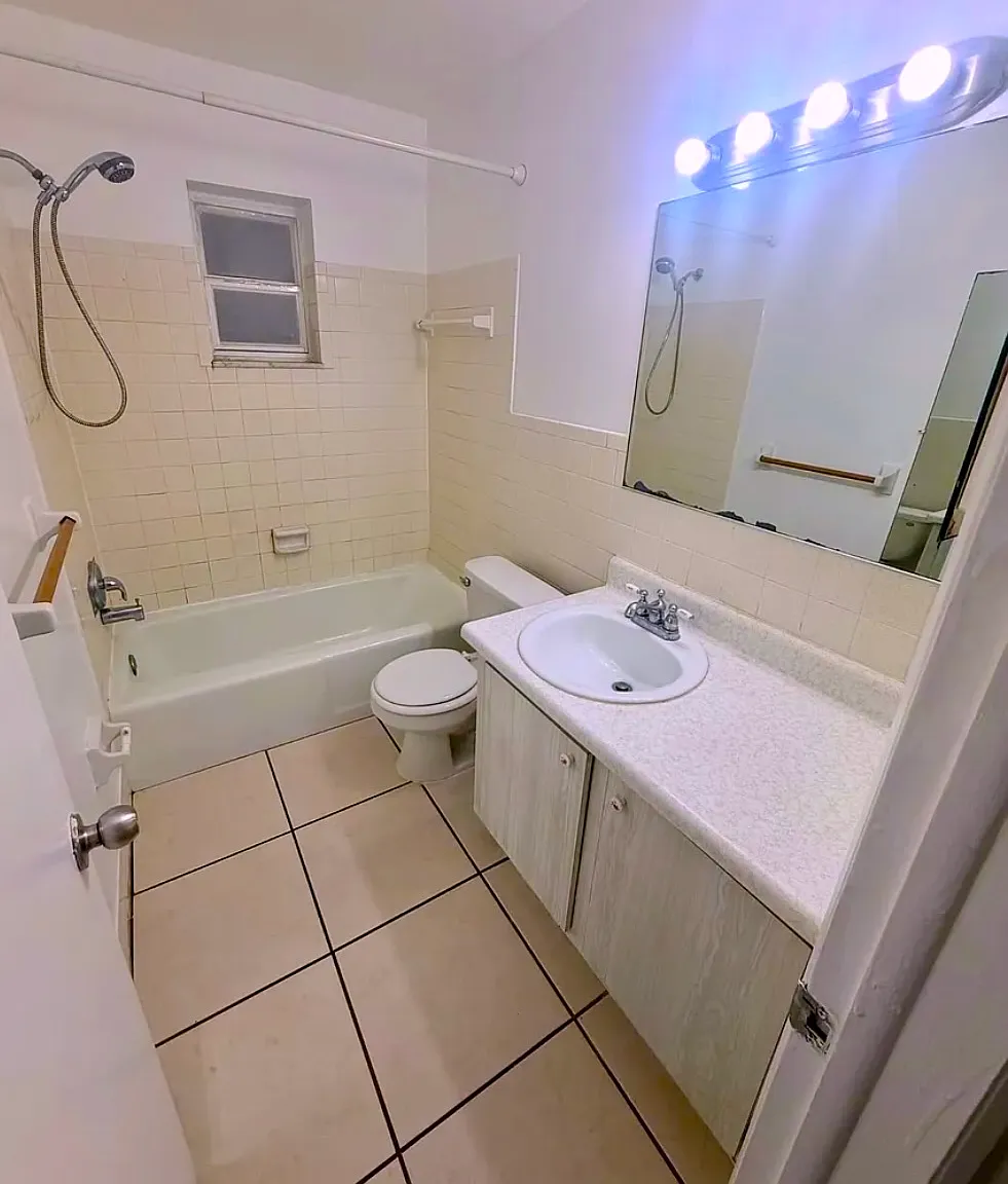 702 N L St — Photo 3