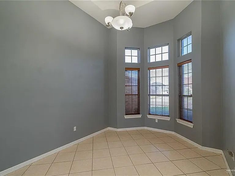 504 E Biyaneta Ave — Photo 6