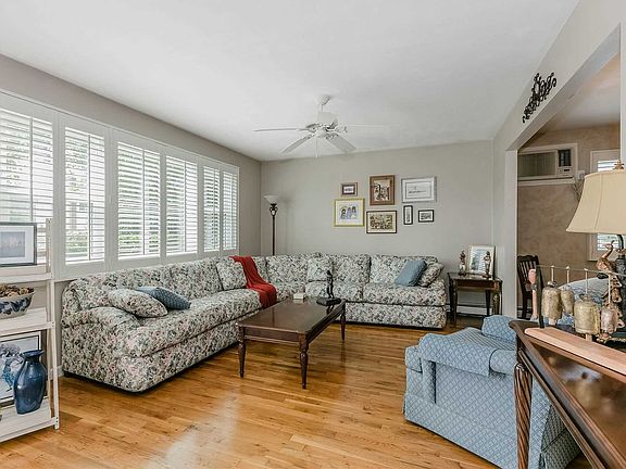 3rd image of 7 Christine Ln