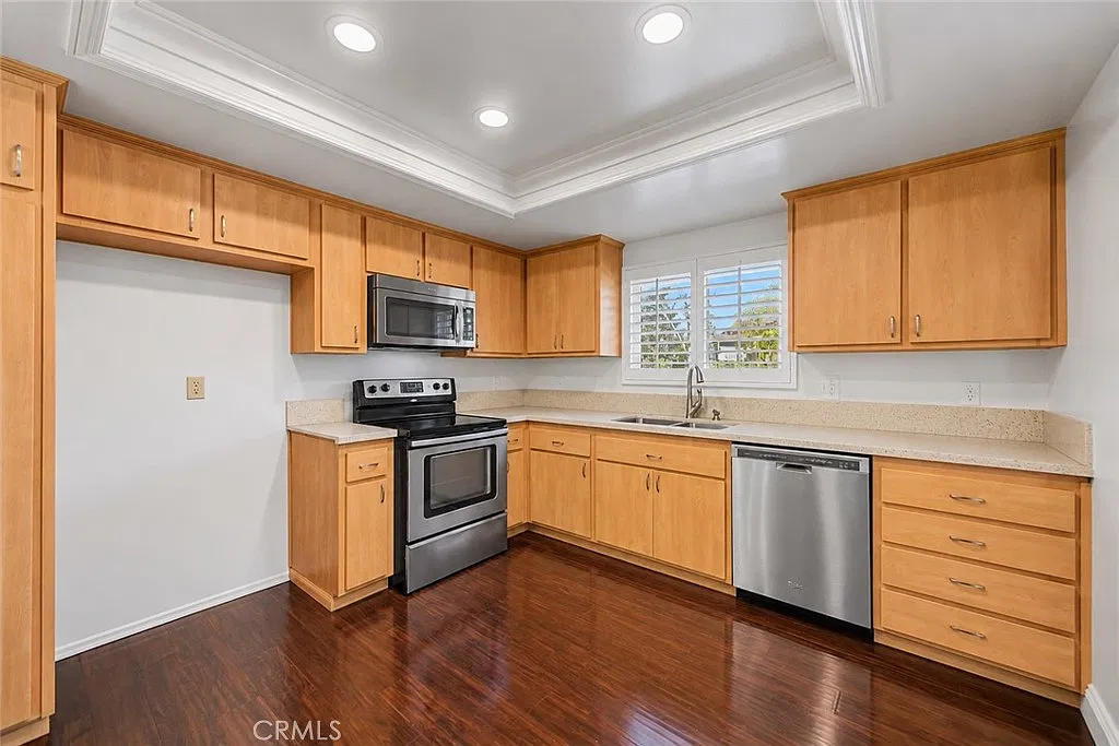 3 bed, 1.5 bath, 1318 sqft, $3,600 — Photo 2