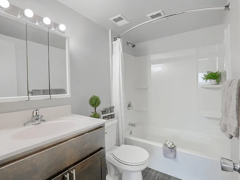 1 Bedroom Bathroom Long Meadows