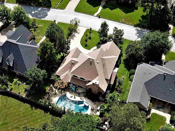 2nd image of 2210 Woodlands Dr