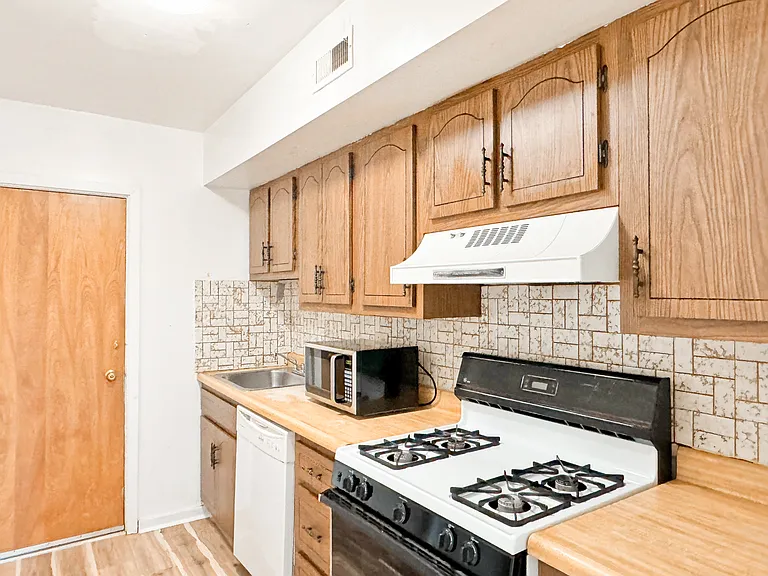 5737 Hobart St #6 — Photo 4