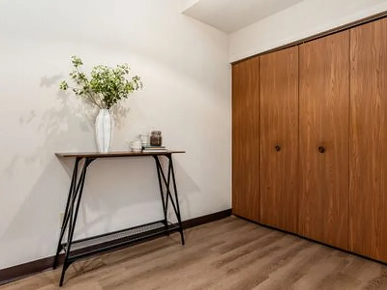 Southampton Apartments — Photo 8