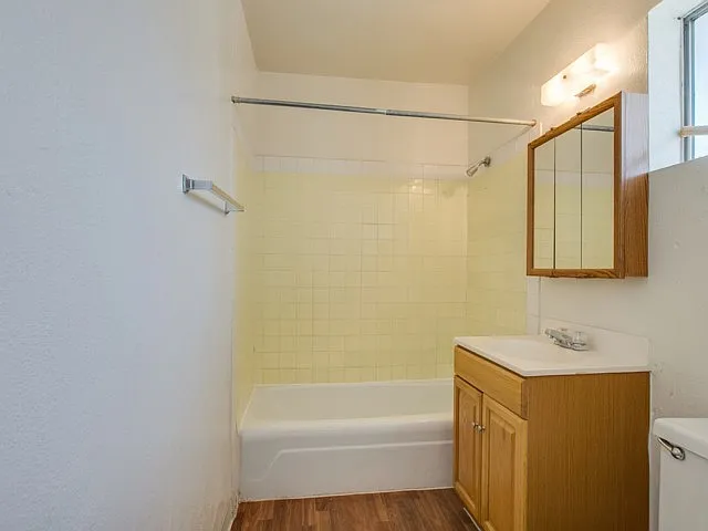 International Apartments — Photo 18