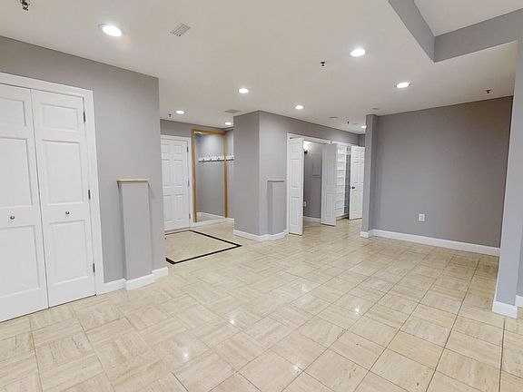 4th image of 10 E Lee St Unit 2002